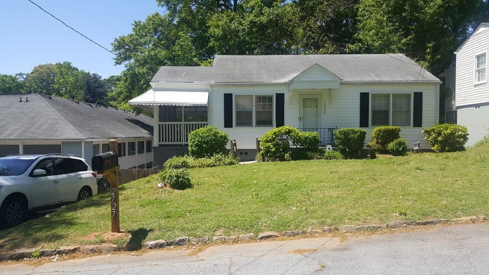 house near ATL airport, and downtown Atlanta in the city of East Point