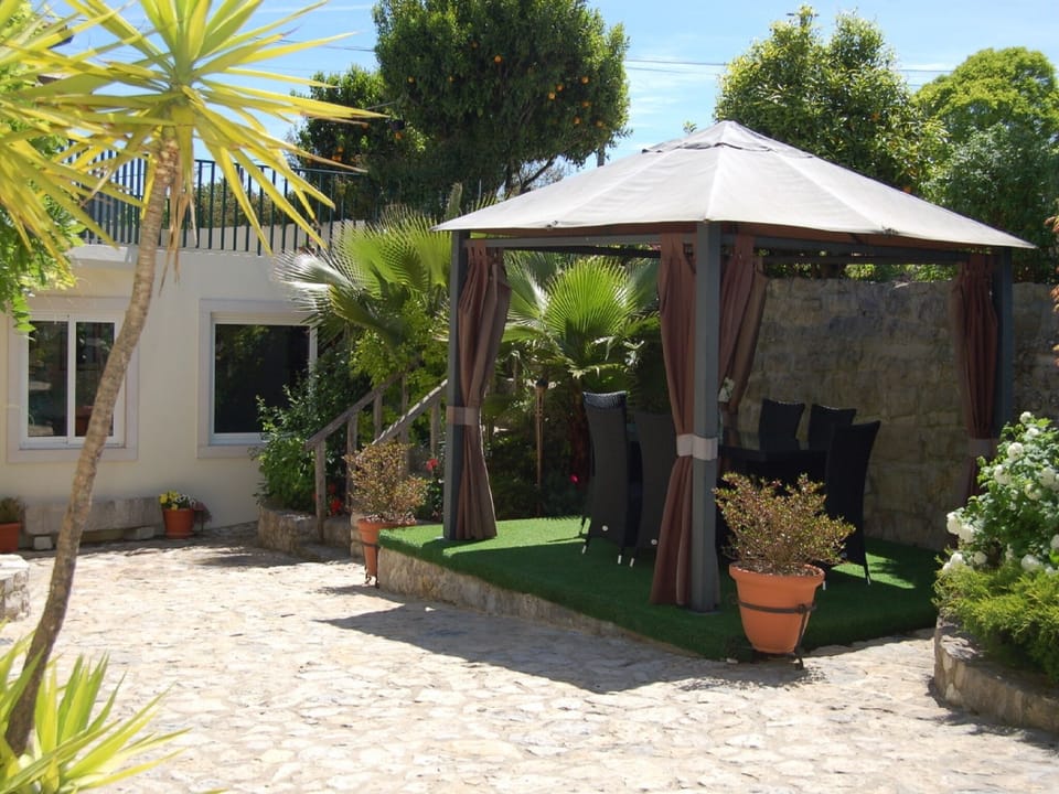 Apartments 4&5 are located in the courtyard garden.1,2 & 3 are on the 1st floor.