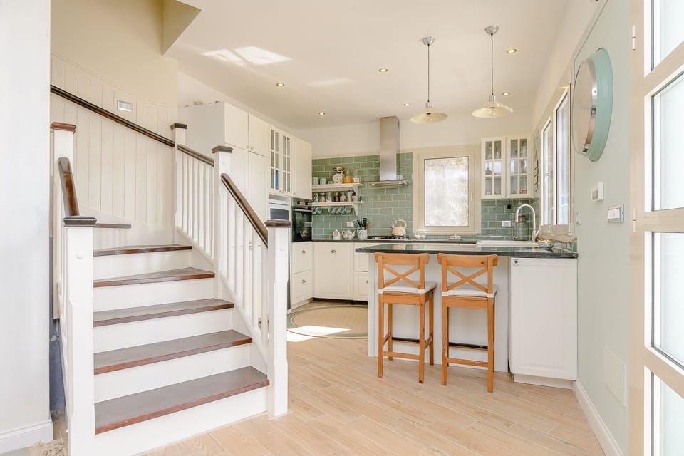 Kitchen and breakfast bar