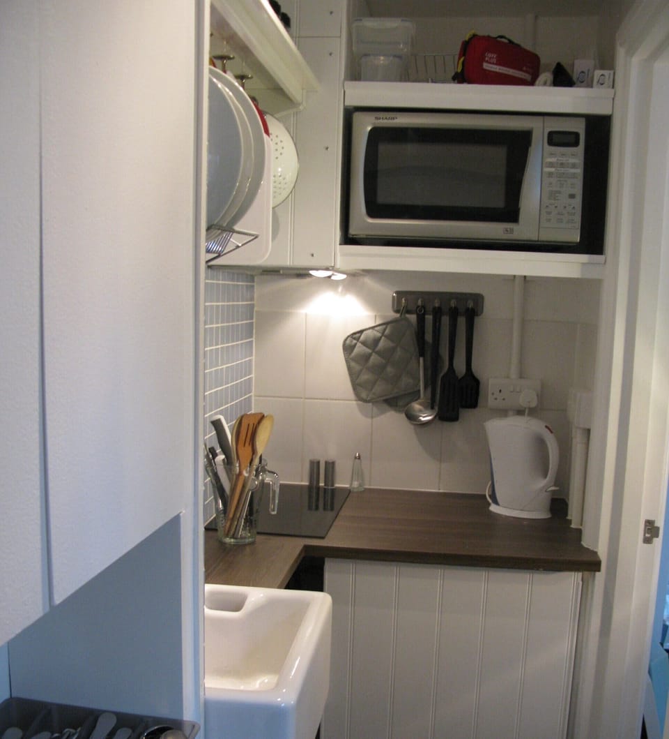 microwave,hob in kitchenette