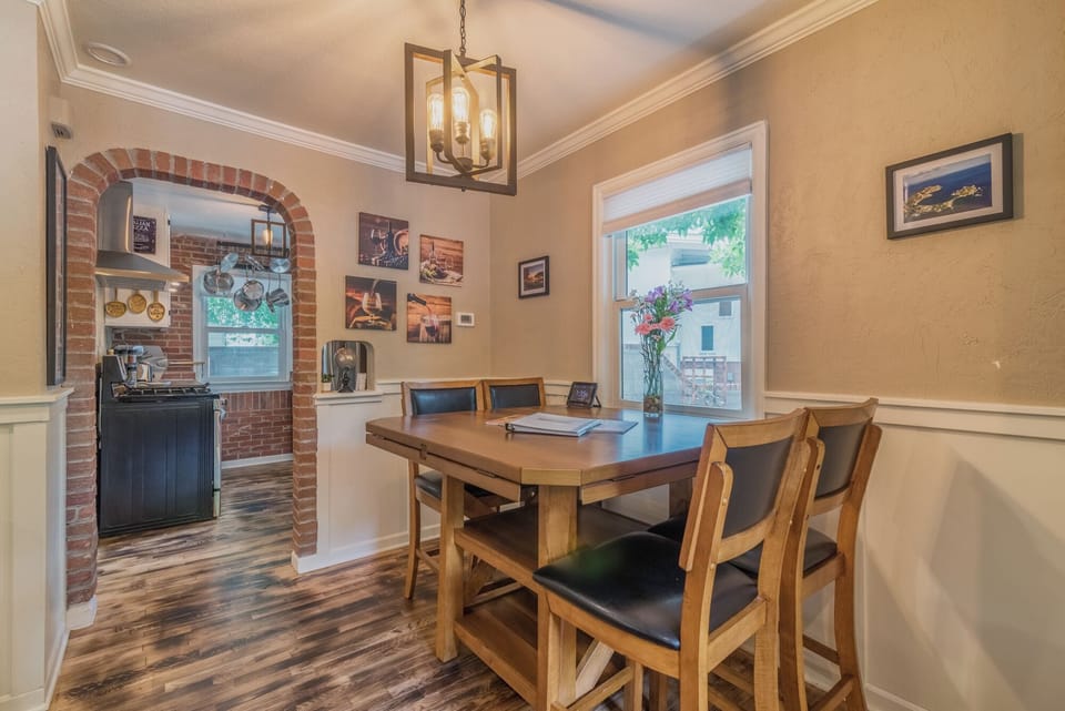Dining Area (2)