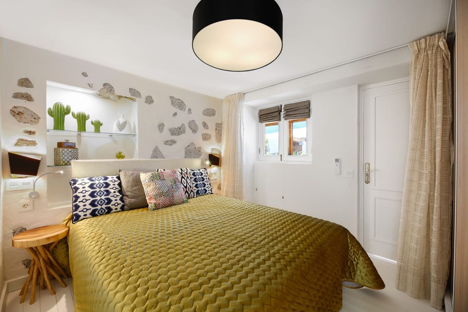 1st bedroom, king size bed, fitted wardrobe, safe,
“on suite” bathroom,Smart tv