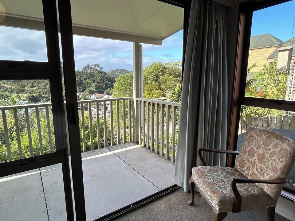 Master Bedroom - Balcony access