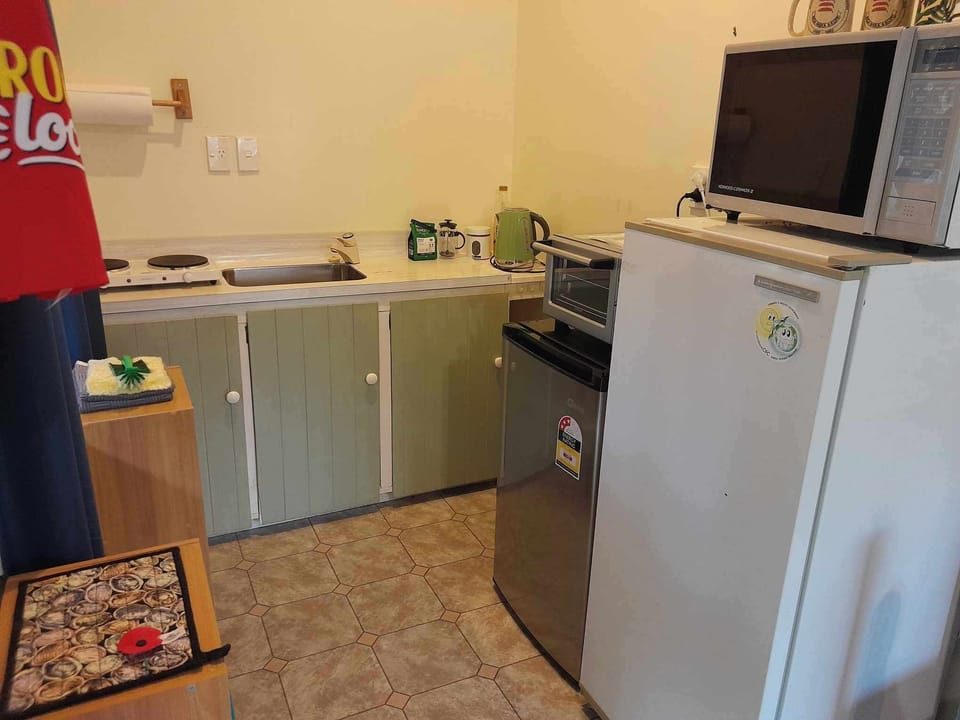 Kitchenette, fridge, bar freezer, microwave, bake & grill oven, hotplate, frypan