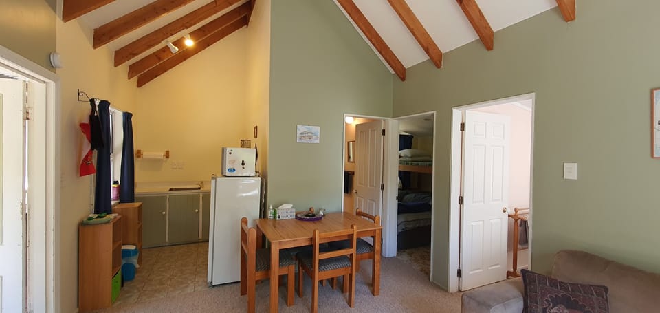 Kitchenette & dining
