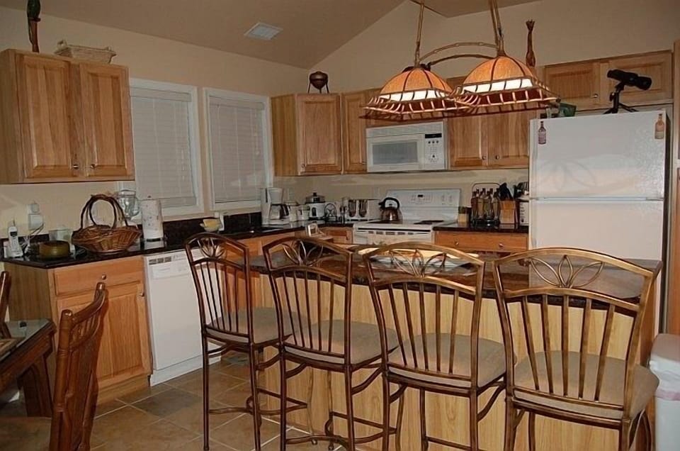 Kitchen w/granite countertops