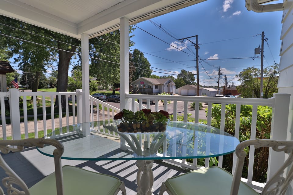 Great front porch to relax on!
