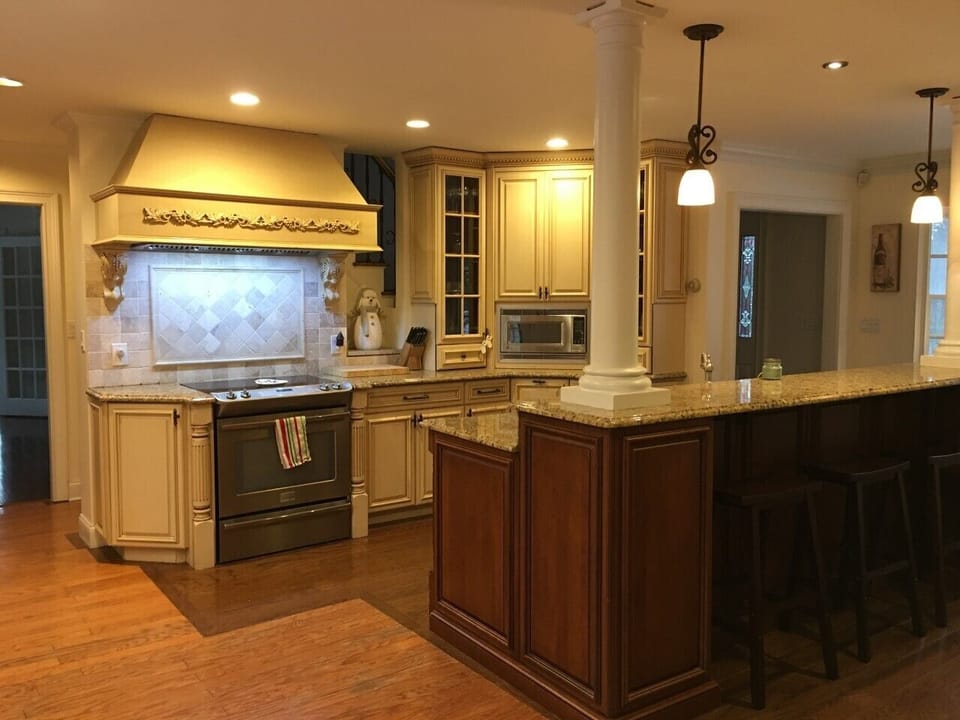 Large sunny gourmet kitchen: 3 ovens, 2 sinks, instant hot water for tea