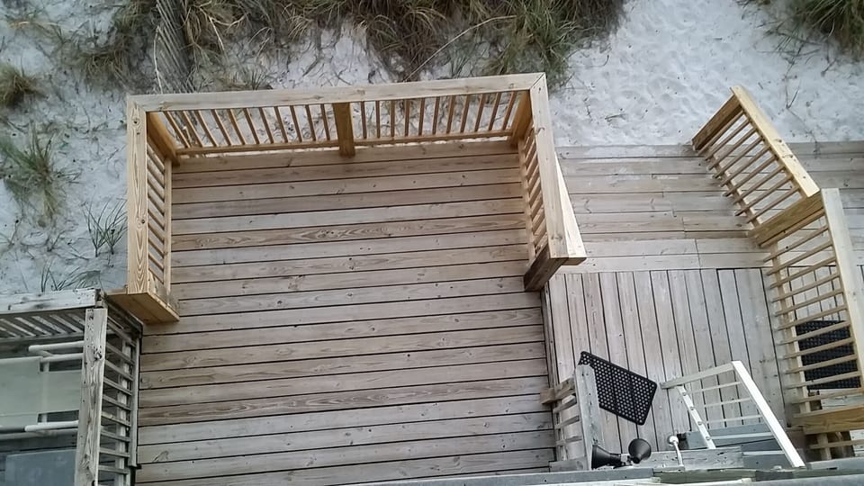 Full size first floor deck on the ocean