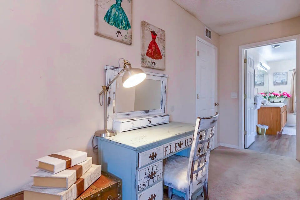 Vanity/Desk area