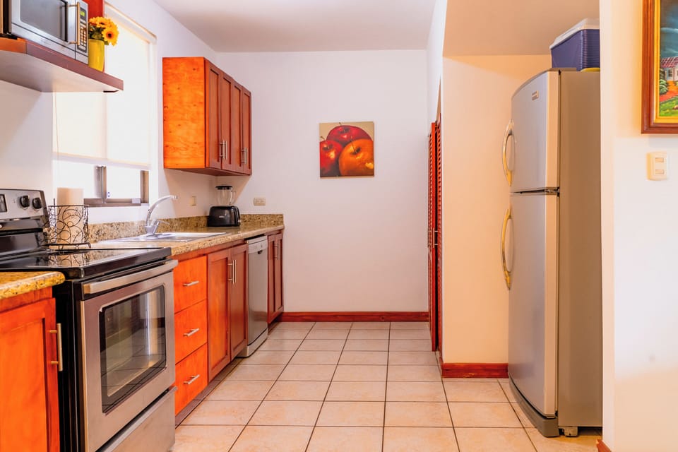KITCHEN WITH FULL APPLIANCES 