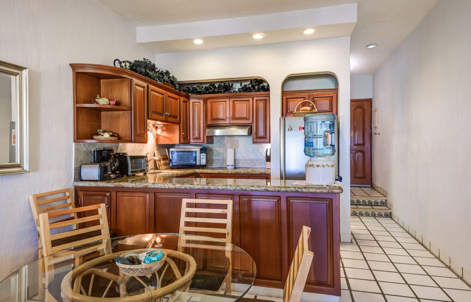 Plenty of counter space with dining table near.