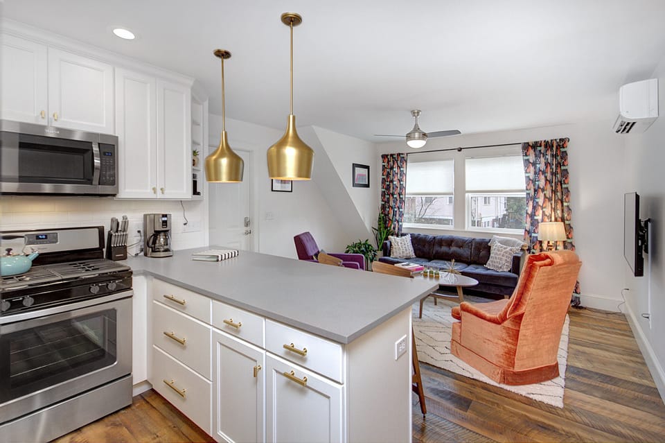 Open design with a peninsula for grabbing quick meals, or hot cup of joe.