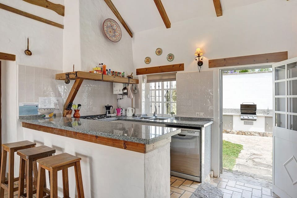 Fully equipped kitchen with amongst other dishwasher and easy access to backyard
