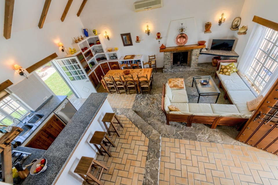 Open plan, open fireplace, all rooms fully airconditioned