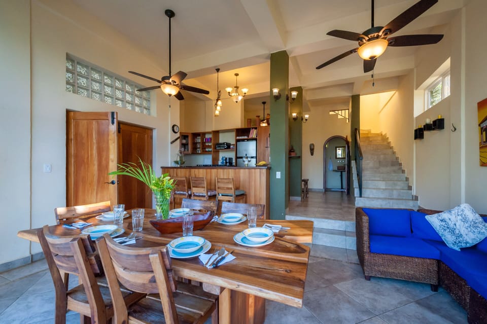 Villa Laguna dining and kitchen 