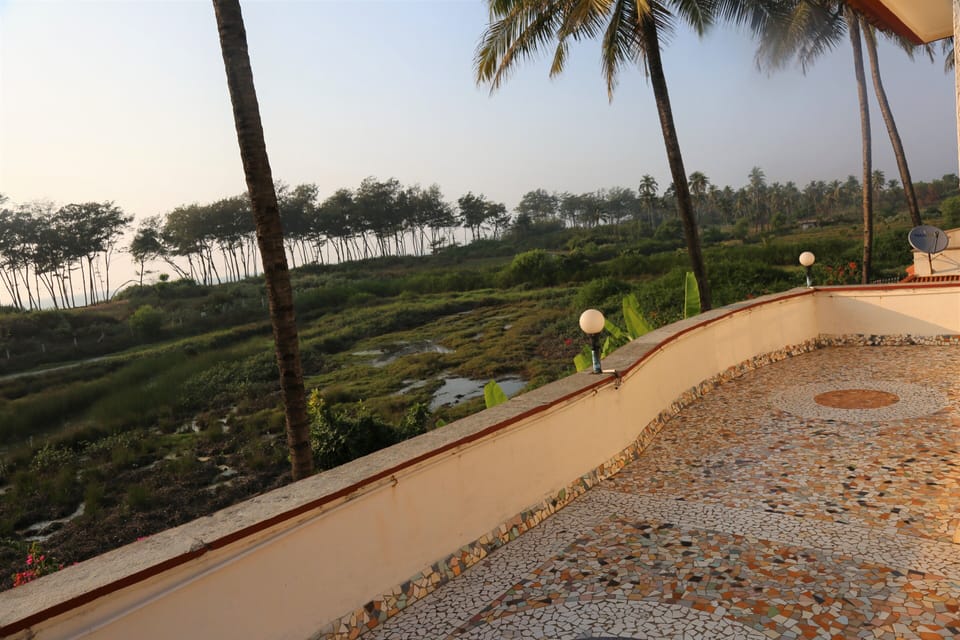  Balcony with Mesmerizing sea and coconut trees view (Sound of waves )