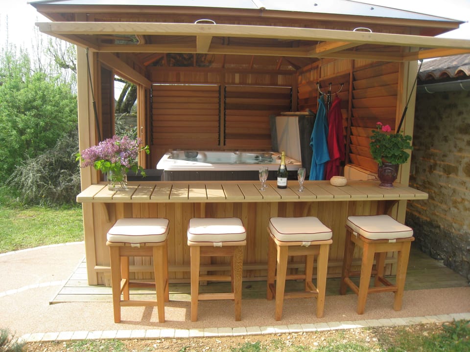 Outdoor spa tub