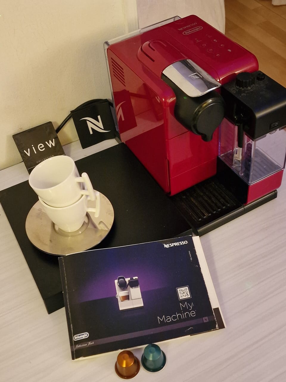 the original N espresso  coffee maker incl  original  cups .