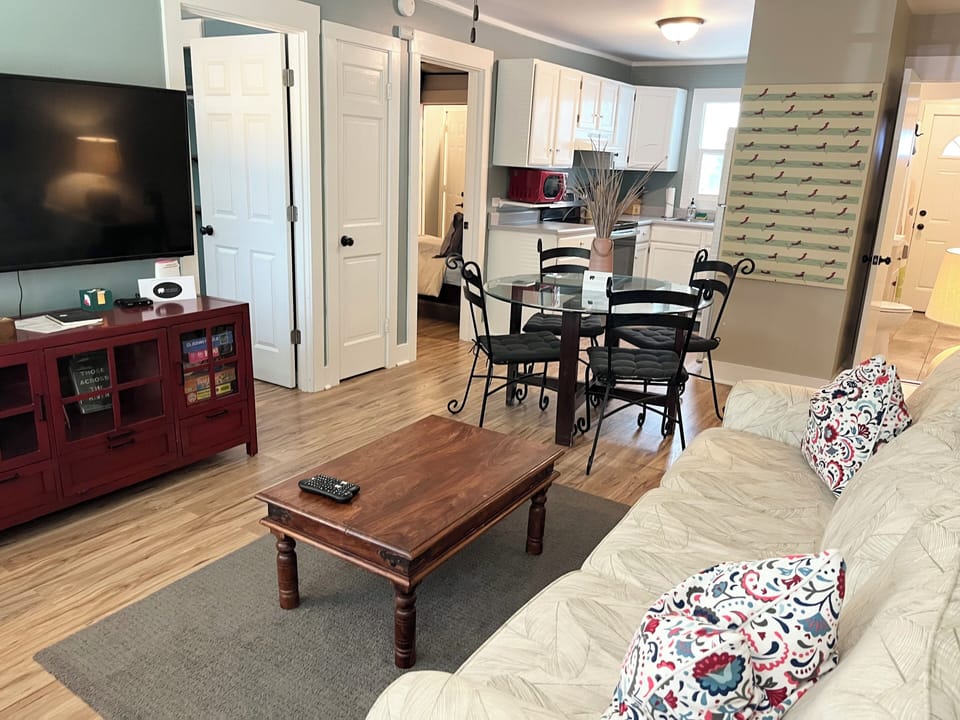 Cottage 1 open concept family room w pull out couch and TV overlooking dining