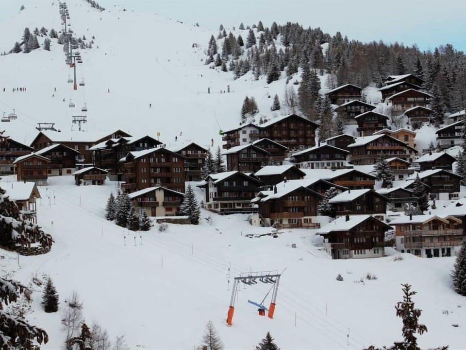 Snow, Building, World, Slope, Mountain, House, Tree, Sky, Freezing, Biome