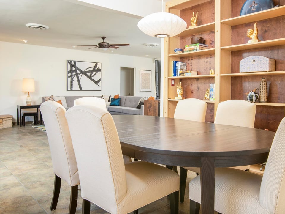 Indoor dining for 6