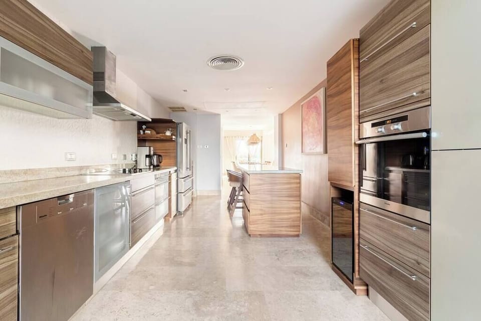 Large Kitchen, fully set up. 