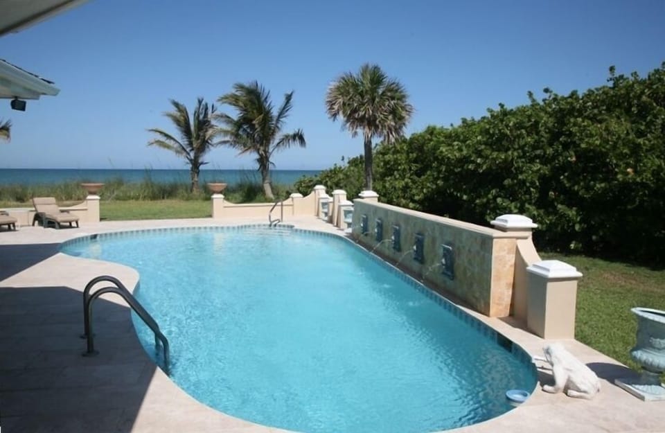 The mediteranian pool and fountains looking out over the Ocean