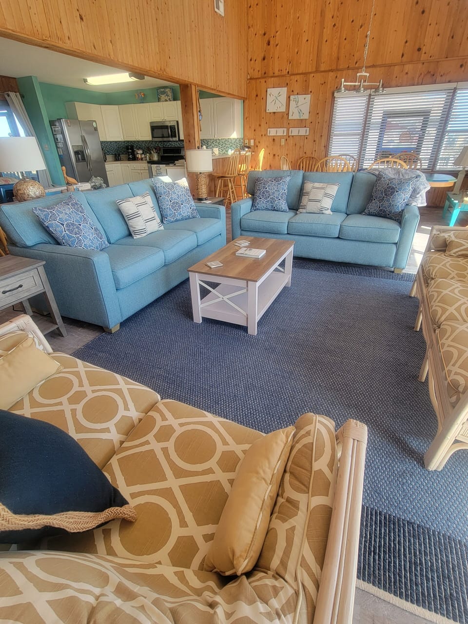 new sofas, table, end tables,and lamps