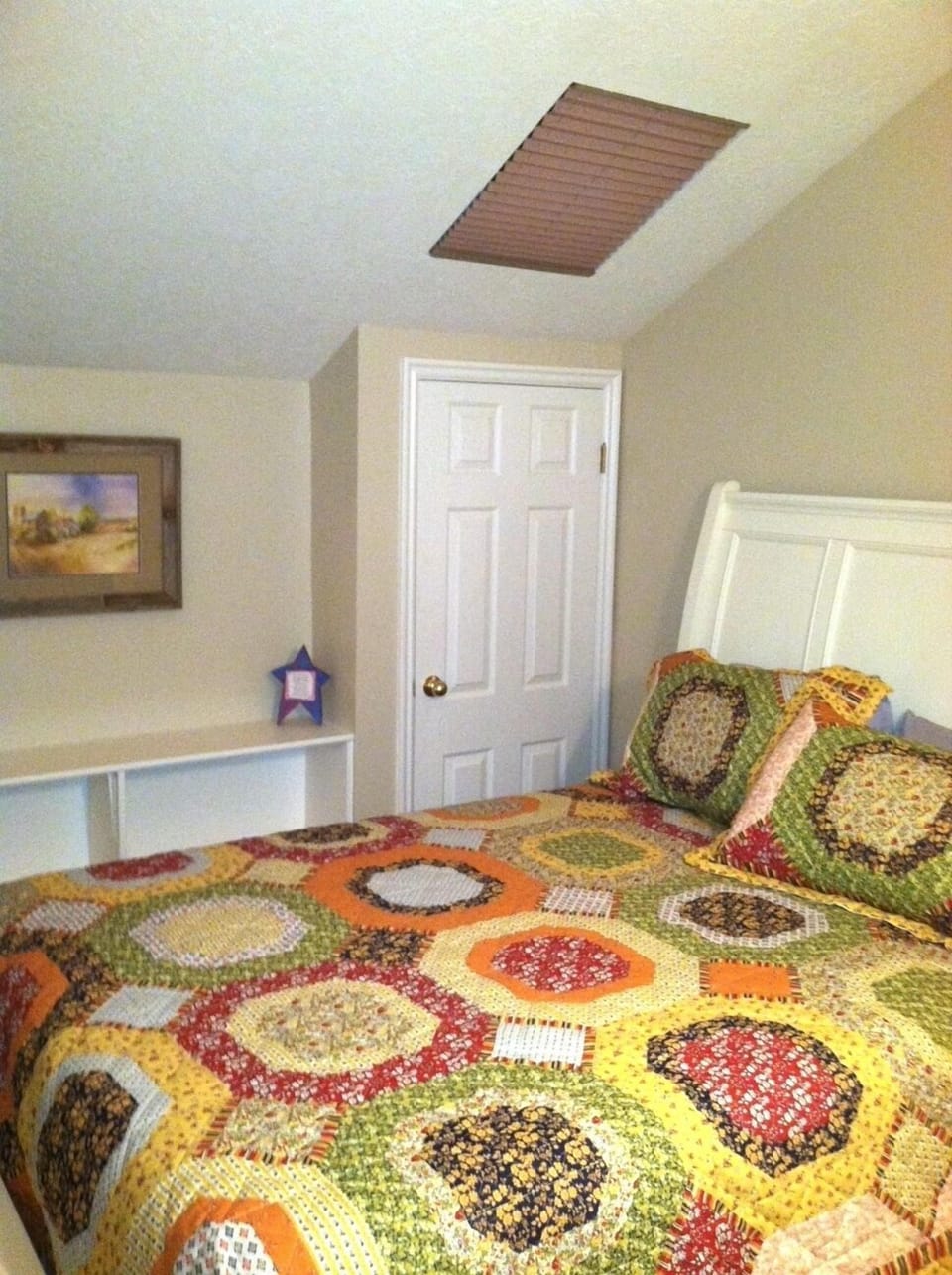 Upstairs bedroom with queen size bed.