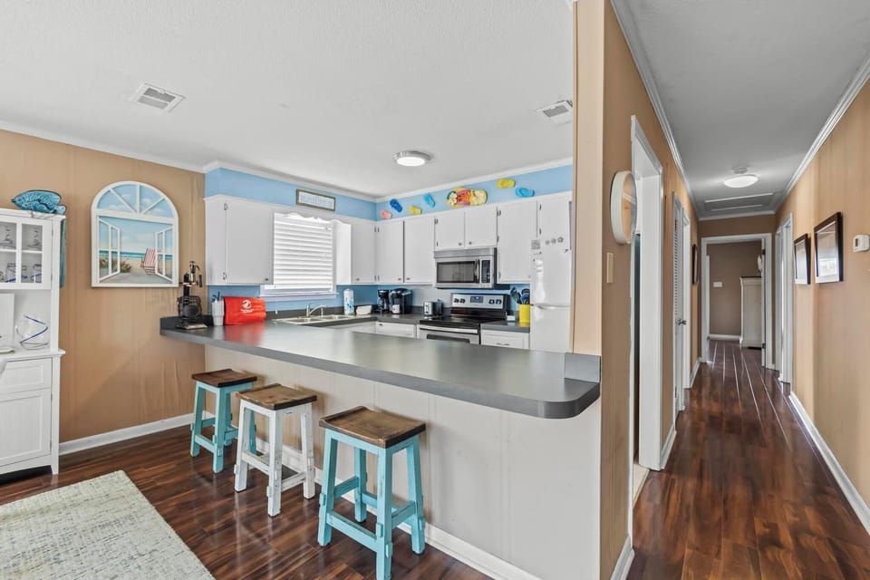 Breakfast bar and kitchen