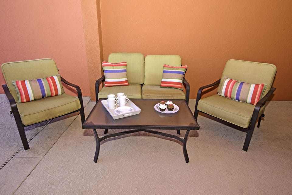 Conversation set in shaded lanai
