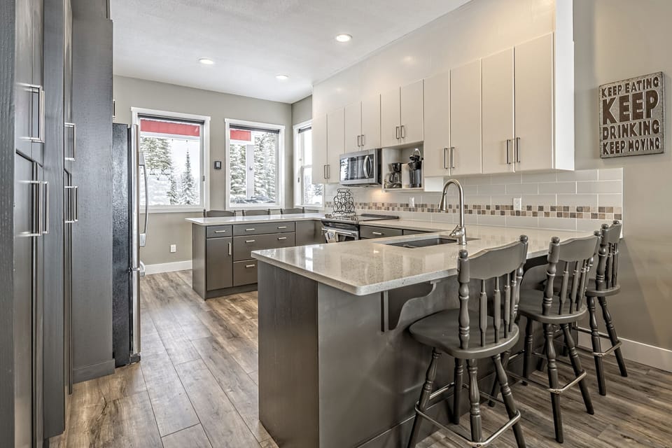 Breakfast Bar on both Sides of the Kitchen 