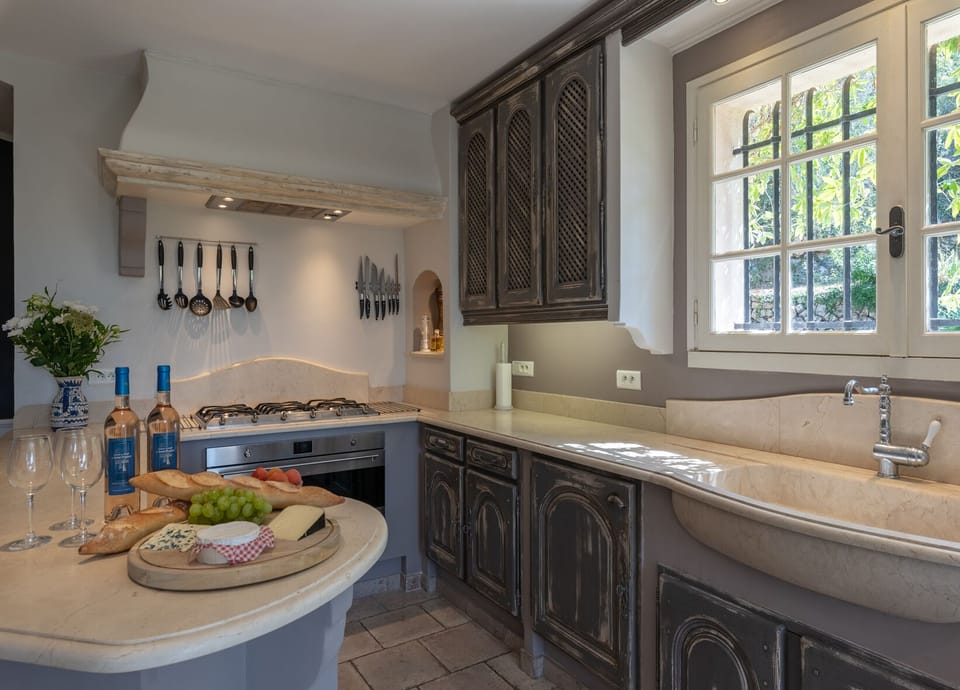 Spacious, well-equipped kitchen including large American fridge w/ice-maker
