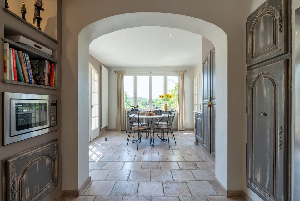Sunny breakfast seating off the kitchen