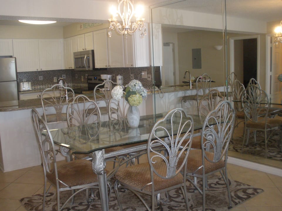 Dining area. Who's hungry???