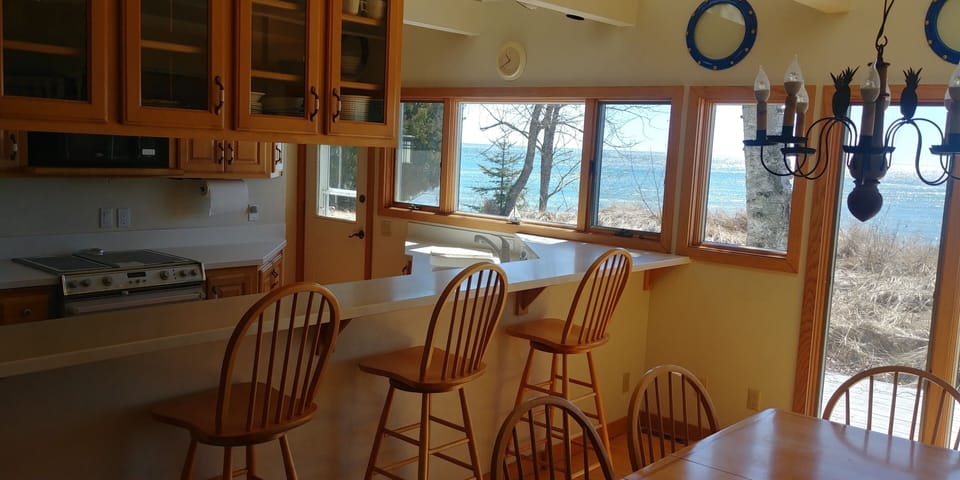 Kitchen with plenty of seating - bar counter + Dinning table