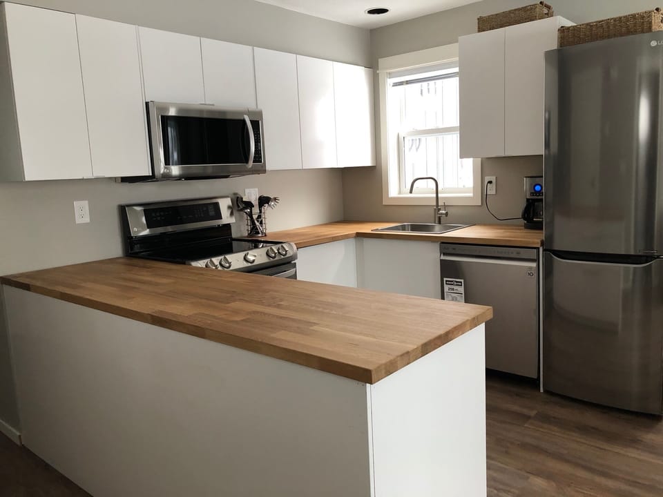 Large Fully Stocked Kitchen 
