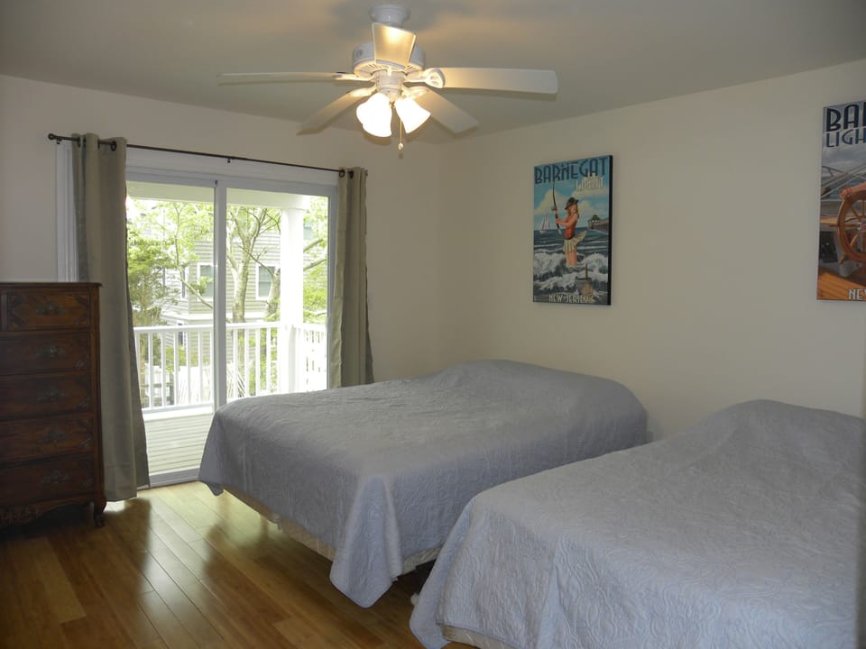 2nd Floor Bedroom
2 Queens