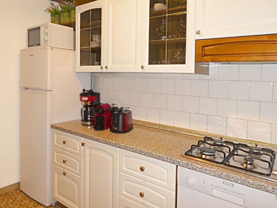 Fully equipped kitchen, moka, Nespresso and american coffee machine.