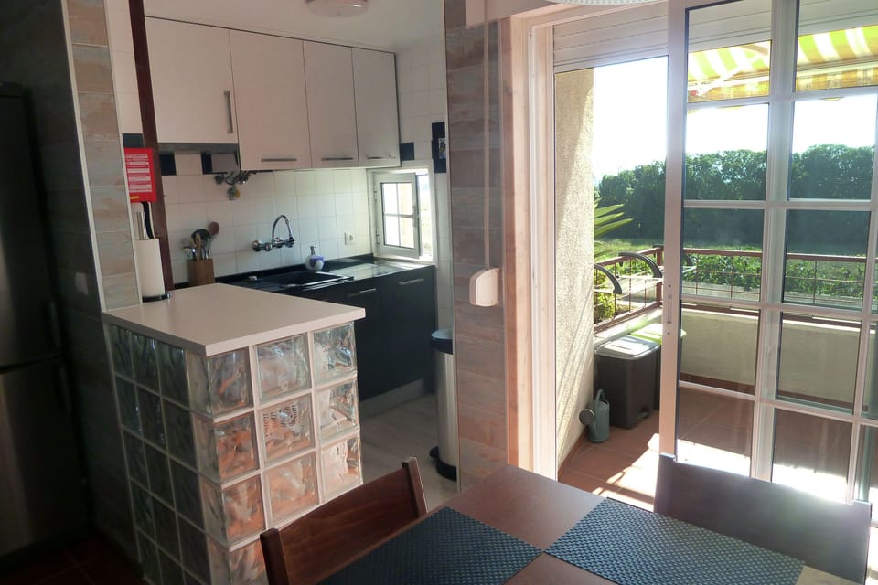 Cozinha aberta para a sala e com acesso a varanda