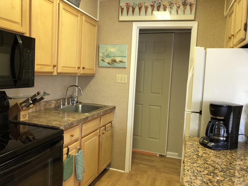 Kitchen entering hallway