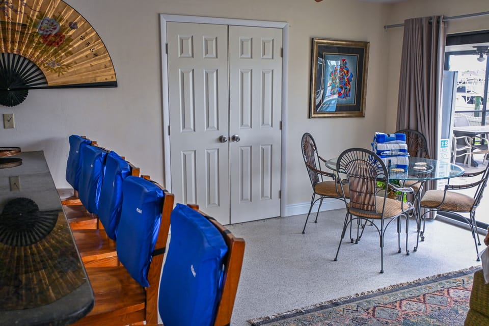 Dining table seats 4 