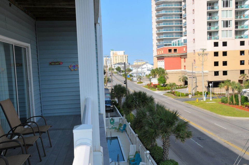 View looking up Ocean Blvd.