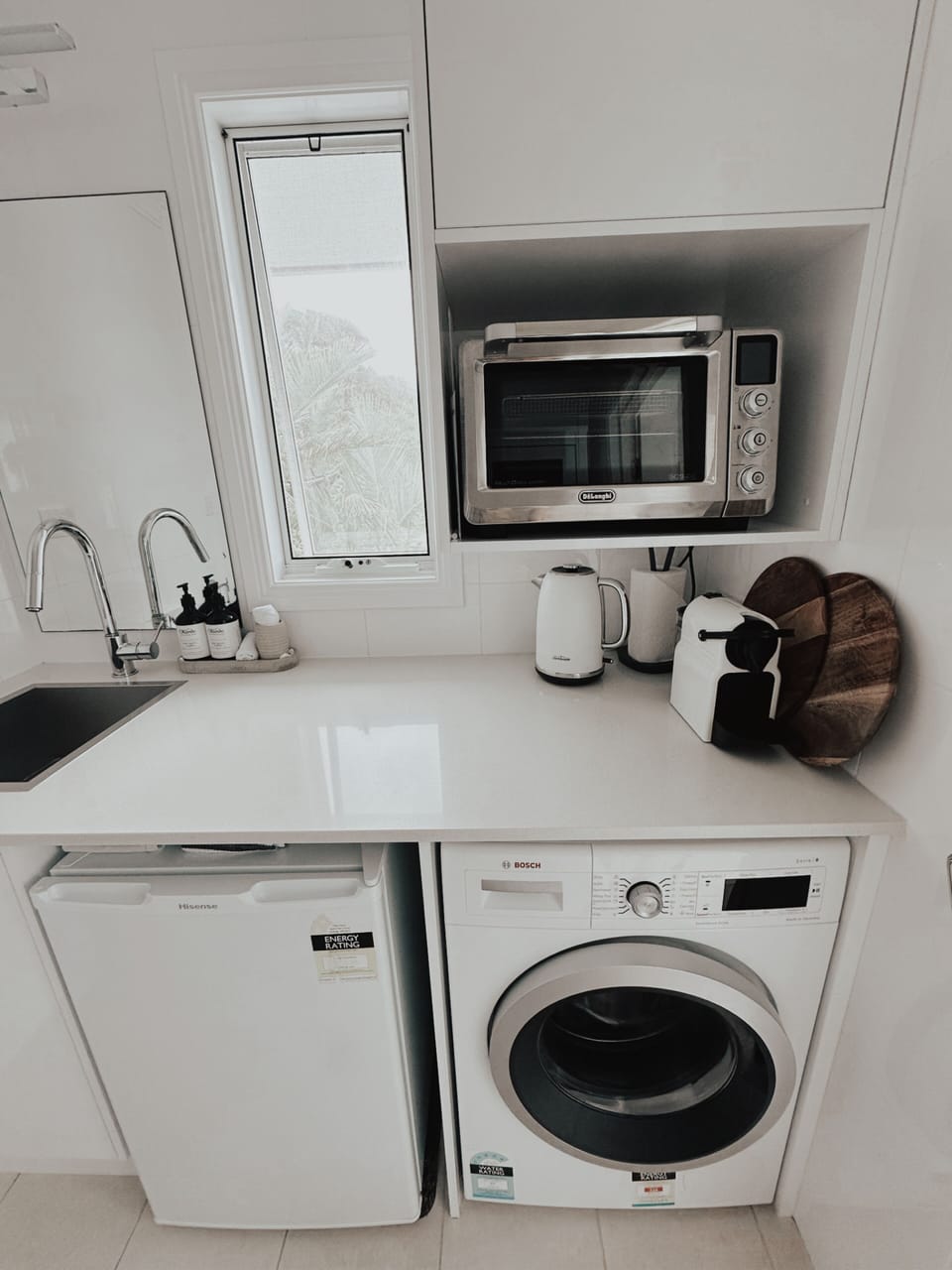 Kitchenette. Washing machine, Multifunction Oven with air fryer, microwave above