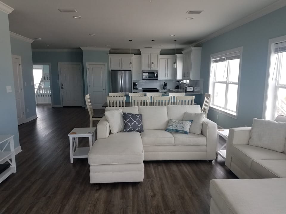 Beautiful all new furniture & appliances. Comfortably accomodates large groups.