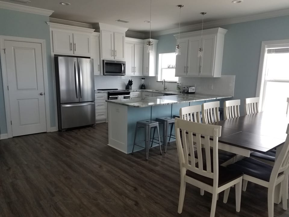 Your chef doesn't have to be alone with this open space! 6 Bar stools, 10 chairs