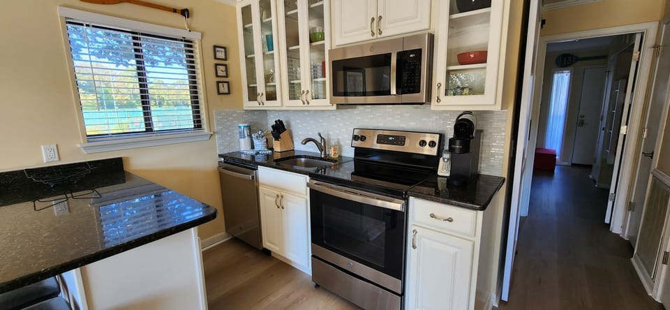 Fully equipped kitchen, new appliances, plenty of dishes, cookware and cutlery.