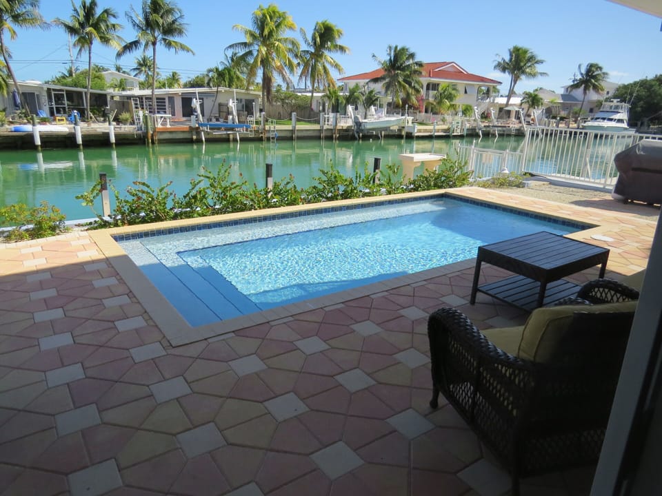 Individual pool behind each side