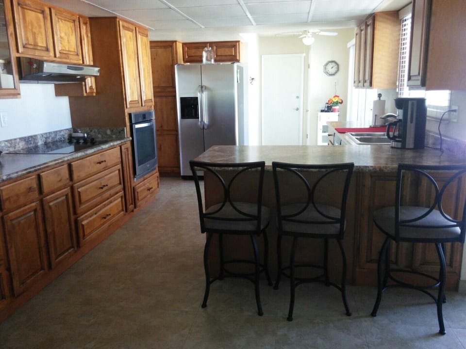 eat-in area in kitchen